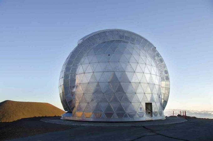 Cúpula geodésica do Observatório Caltech Submilímetro, Observatórios Mauna Kea, Havaí