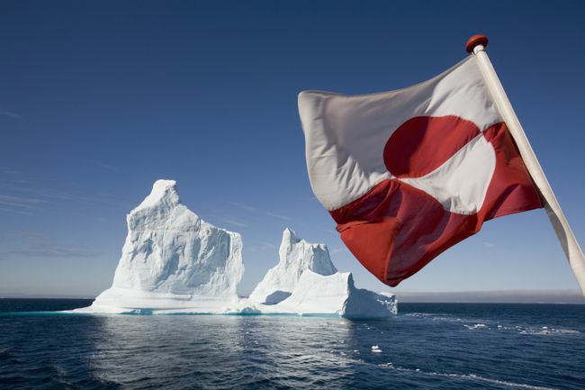 Bandeira da Groenlândia na balsa da linha Arctic Umiaq