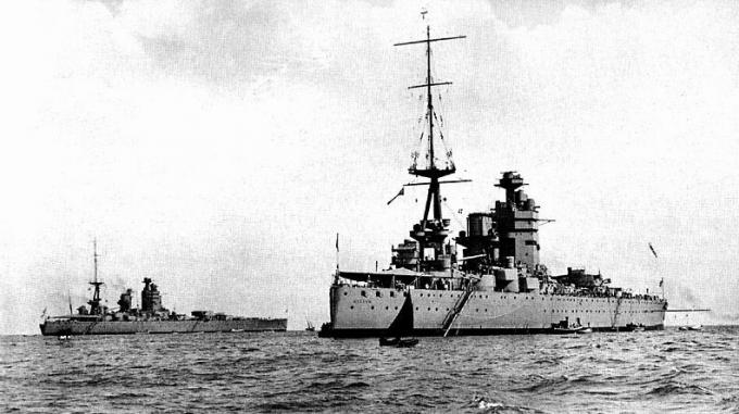 Navios de guerra HMS Nelson e HMS Rodney ancorados.