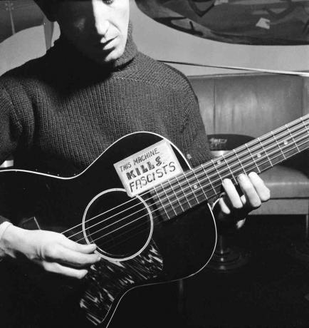 Woody Guthrie tocando guitarra