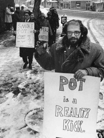Allen Ginsberg entre os manifestantes no comício de maconha