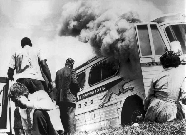 Autocarros queimados Freedom Riders