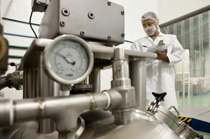 A pasteurização líquida ocorre em um sistema fechado para evitar contaminação durante o resfriamento.