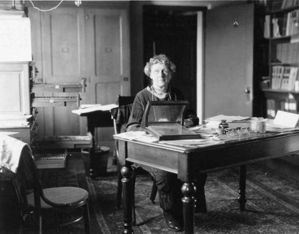 Annie Jump Cannon (1863-1941), sentada na mesa