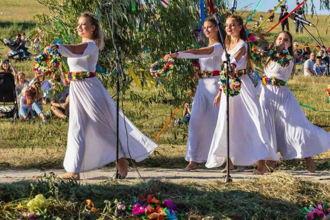 O tradicional feriado anual eslavo de Ivan Kupala ao ar livre em um grande campo.