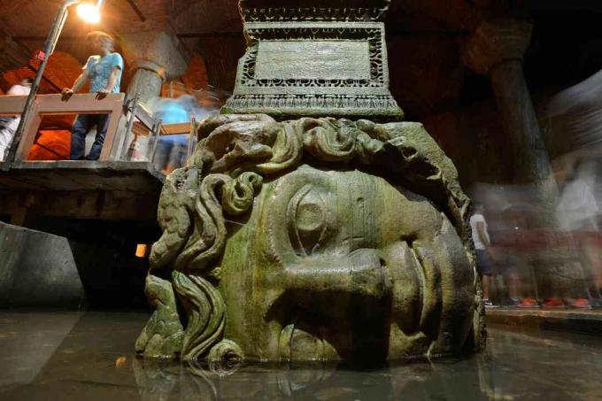 Cabeça do Medusa na cisterna de Yerebatan Sarayi em Istambul.