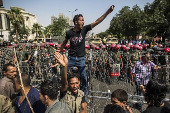 Manifestantes fora do Tribunal Constitucional do Egito