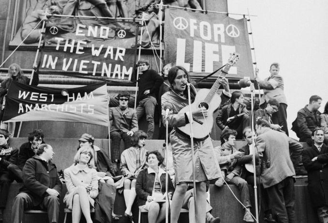 Joan Baez se apresentando em um comício anti-guerra