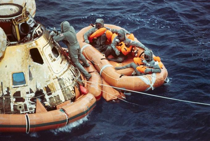 Astronautas da Apollo 11 esperam no bote salva-vidas depois de mergulhar