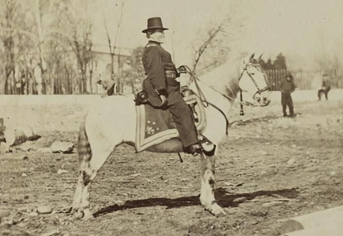 Major-General George H. Thomas em um uniforme do Exército dos EUA montado em um cavalo branco.