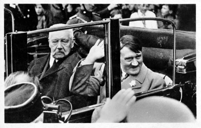 O presidente alemão Paul von Hindenburg (1847 - 1934, à esquerda) em um carro com o líder nazista e chanceler da Alemanha, Adolf Hitler (1889 - 1945), a caminho de uma manifestação juvenil do Dia do Trabalho no Lustgarten, Berlim, 1º Maio de 1933.