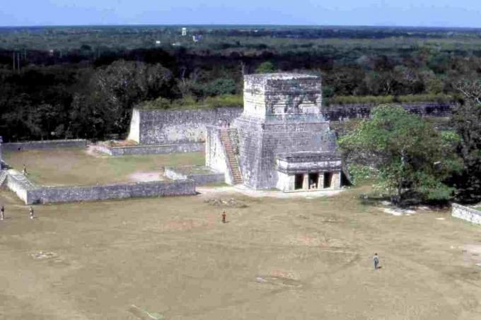 Grande Quadra de Bolas e Templo dos Jaguares