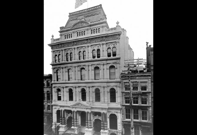 Esta foto, por volta de 1895, mostra a arquitetura do Segundo Império da Bolsa de Nova York (NYSE) que ficava no local da Broad Street entre dezembro de 1865 e maio de 1901