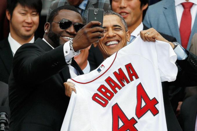 O presidente Obama e David Ortiz, do Boston Red Sox, tiram uma selfie juntos na cerimônia da Casa Branca em homenagem aos Campeões da World Series de 2013. Aprenda como a teoria da interação simbólica ajuda a explicar a popularidade do selfie.