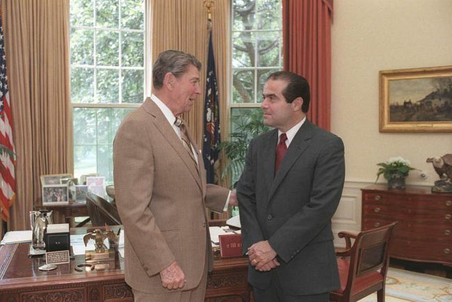 Presidente Ronald Reagan conversando com o indicado pelo juiz da Suprema Corte, Antonin Scalia, no escritório oval, 1986.
