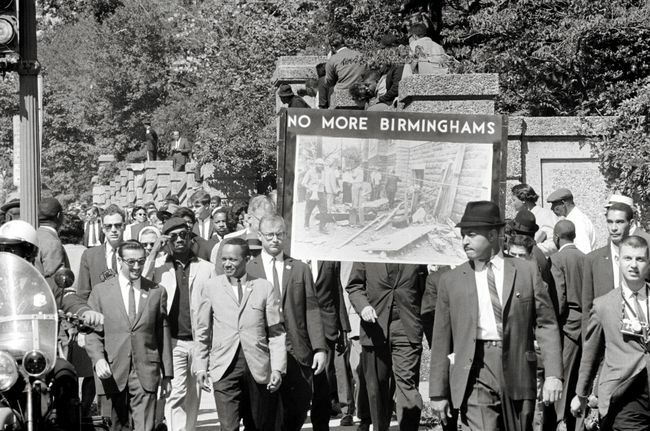 Congresso de Igualdade Racial e membros da All Souls Church, Unitarista localizada em Washington, D.C. marcha em memória das vítimas do atentado à Igreja Batista da Rua 16.