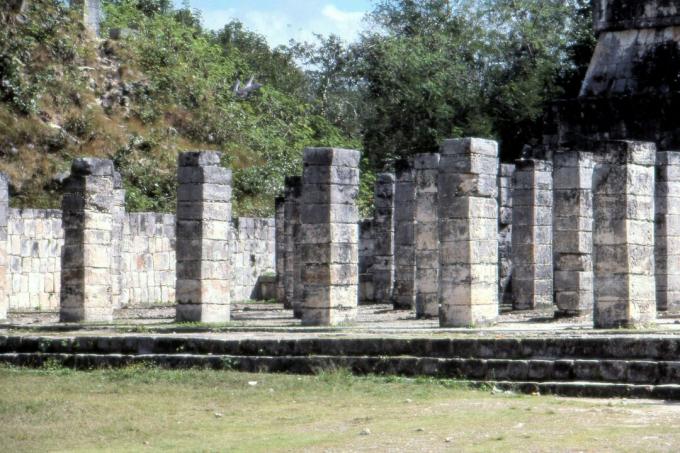 Colunata no templo dos guerreiros no site maia de Chichén Itzá, Yucatan, México