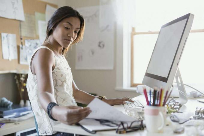 Mujer verificando dados no computador