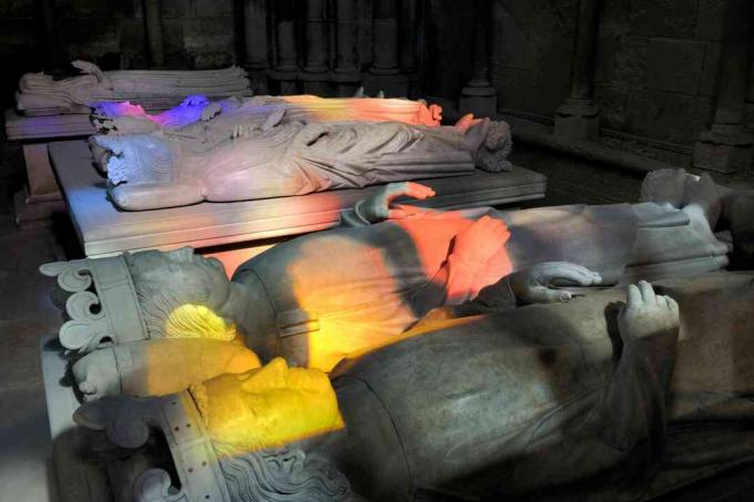 Estátuas reclinadas de reis franceses e reflexões de vitral, Basílica de Saint-Denis, Paris, França