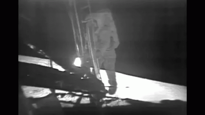 Neil Armstrong pisando na Lua.