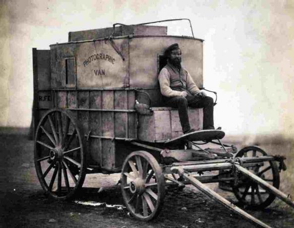 Fotografia da van fotográfica de Roger Fenton usada na Guerra da Crimeia