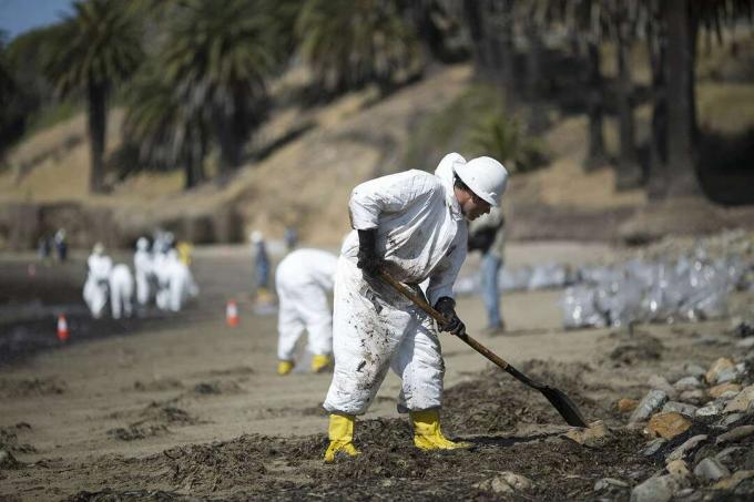 Oleoduto rompido derrama óleo ao longo da costa de Santa Barbara