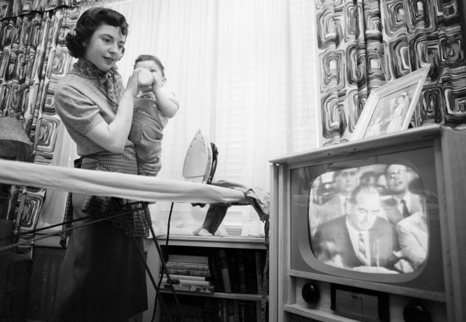 Fotografia de mulher assistindo o senador Joseph McCarthy na TV
