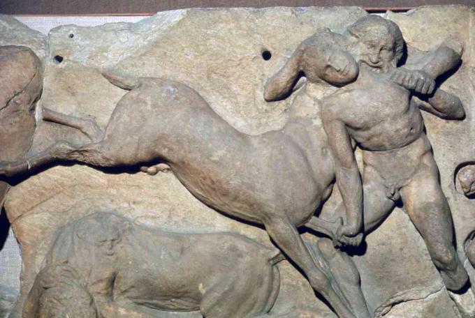 Escultura do século V do casamento de Peirithoos