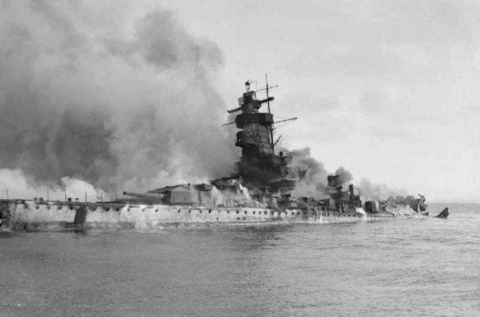 Almirante de navio de guerra de bolso Graf Spee queimando e parcialmente submerso no River Plate