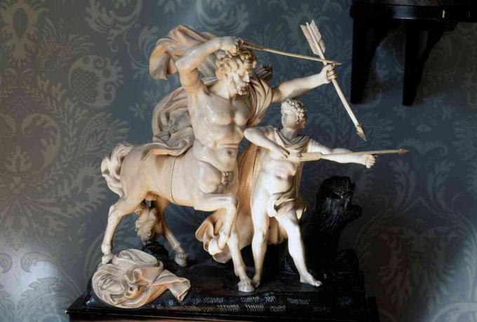 Escultura em marfim do século XIX de Quíron e Aquiles