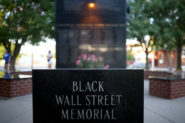 O memorial do Massacre de Black Wall Street é exibido em 18 de junho de 2020 em Tulsa, Oklahoma.