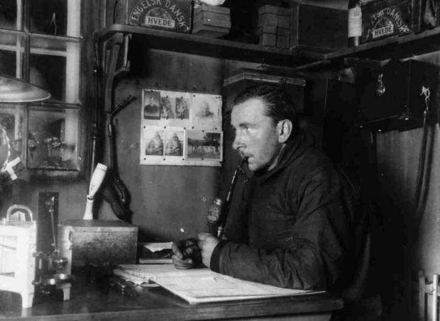 Alfred Wegener trabalhando em sua mesa, fotografia em preto e branco.