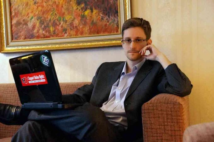 Edward Snowden posa para uma foto durante uma entrevista em um local não divulgado em dezembro de 2013 em Moscou, Rússia.