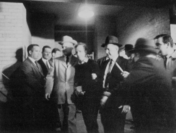 Jack Ruby manobrando a aplicação da lei para atirar em Lee Harvey Oswald