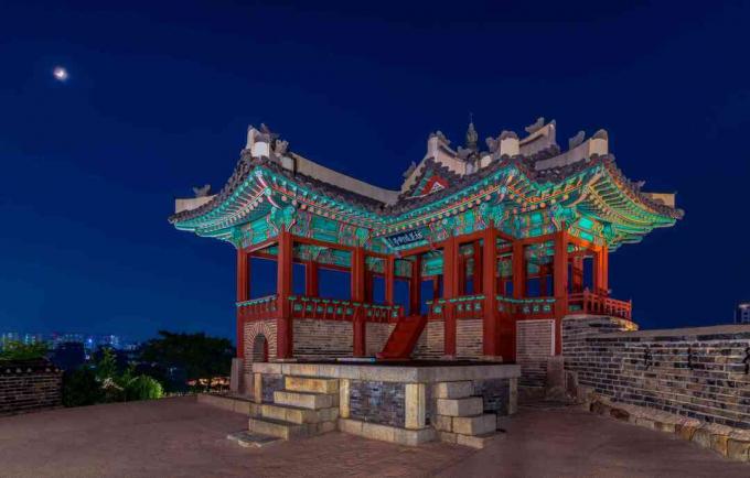 Fortaleza de Hwaseong em Suwon, Coreia do Sul à noite.