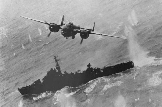 B-25 Mitchell sobrevoando um navio de guerra japonês.