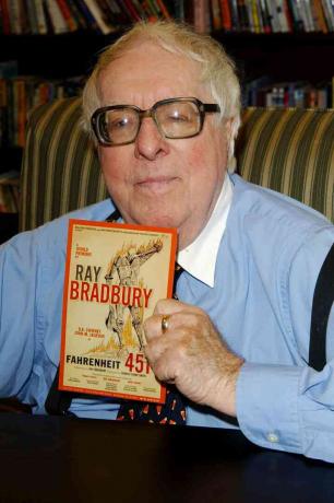 Ray Bradbury segura uma cópia do 'Fahrenheit 451'