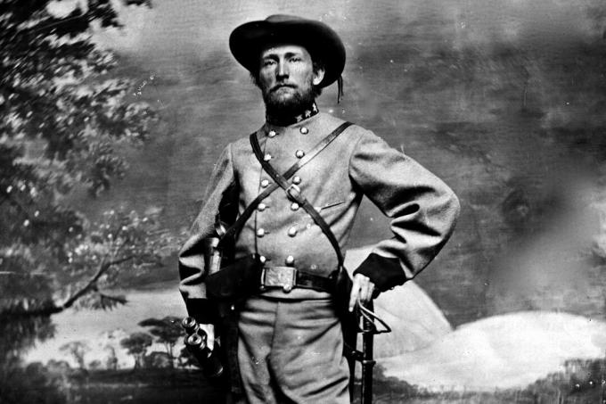 John Singleton Mosby, chamado Gray Ghost, posando em seu uniforme de comandante do batalhão de cavalaria confederado em 1864, que usou a casa de Ratcliffe como base