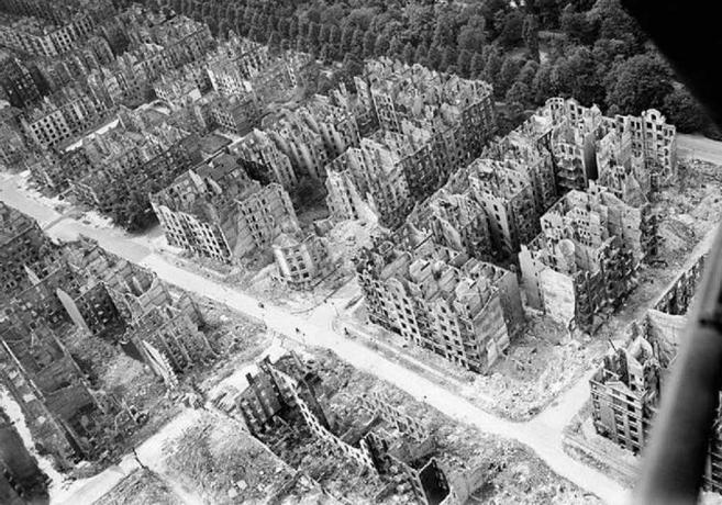 Foto aérea de edifícios danificados por bombas.