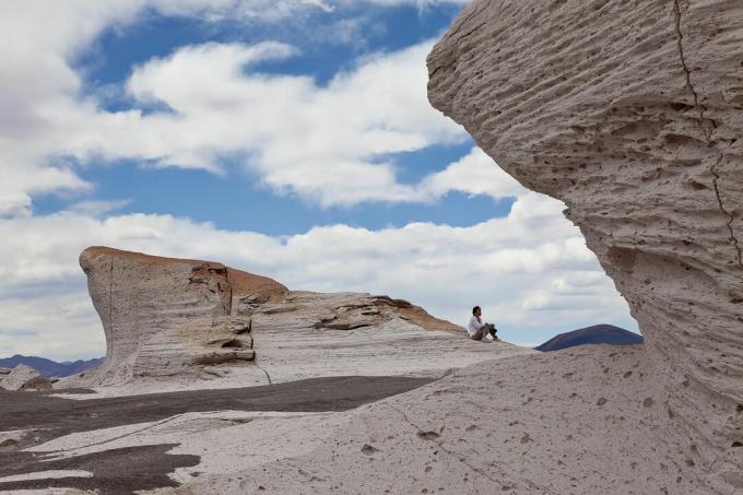 Erupções vulcânicas podem formar vastas camas de pedra-pomes, como este campo de pedra na Argentina.