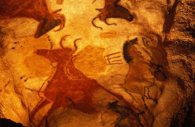 Pintura de Aurochs e cavalos na caverna de Lascaux, França