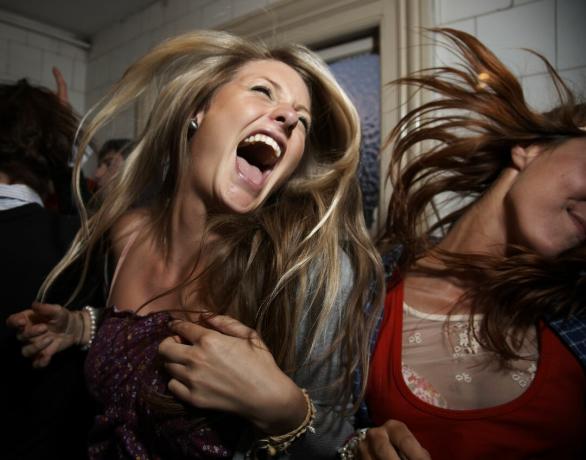 Meninas dançando em uma festa