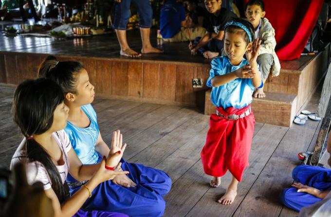 Garoto aprendendo dança tradicional no Camboja