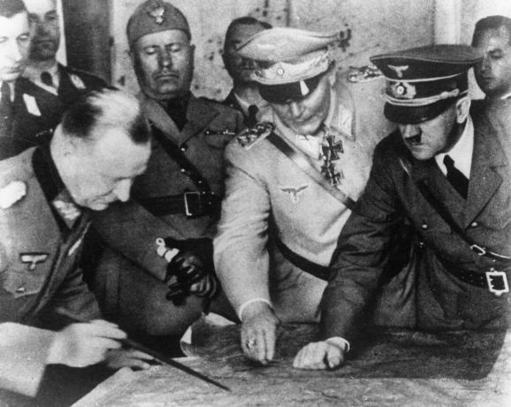 Adolf Hitler (1889 - 1945), Hermann Goering (1893 - 1946) e outros planejam a estratégia militar na sede do exército alemão. No fundo está o ditador italiano Benito Mussolini, por volta de 1940.