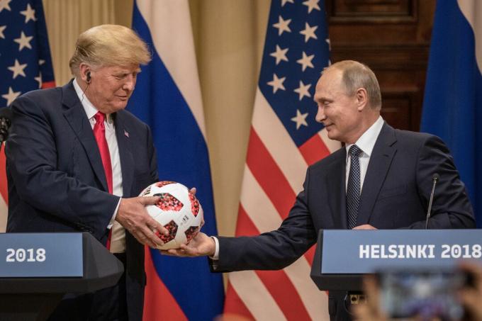 Presidente Trump e Presidente Putin realizam uma conferência de imprensa conjunta após a cúpula