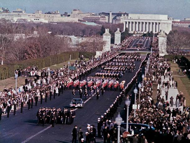 Procissão fúnebre do Presidente John F. Kennedy atravessa a ponte Memorial