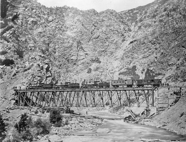 Vista da construção da seção Union Pacific da Ferrovia Transcontinental em Devil's Gate Bridge, Utah, 1869.