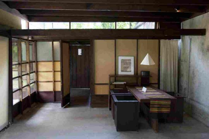 Parede de janelas e janelas de clerestório iluminam o espaço interno na Schindler House 1922 em Los Angeles, Califórnia