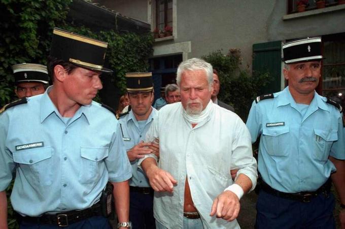 Ira Einhorn foi levado à polícia às 20h, após o anúncio de sua extradição.