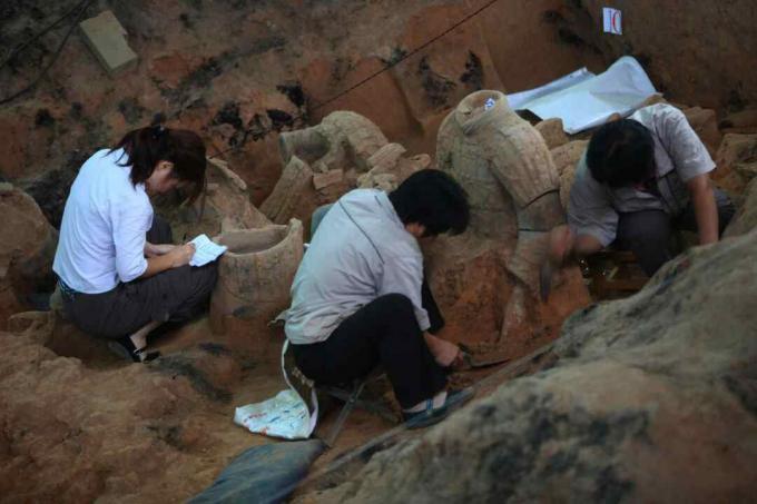 Arqueólogos trabalham no local de escavação do poço n ° 1 do Museu de Cavalos e Guerreiros em Terracota Qin Shihuang, no distrito de Lintong, em Xian, província de Shaanxi, China. (Agosto de 2009)